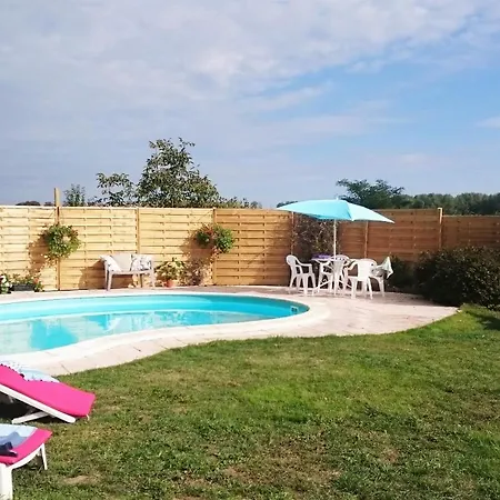 Le Poirier With Swimming Pool And Games Bed & Breakfast *