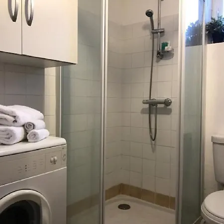 Le Poirier With Swimming Pool And Games Bed & Breakfast