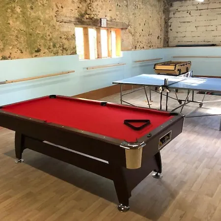 Le Poirier With Swimming Pool And Games Bed & Breakfast Auverse