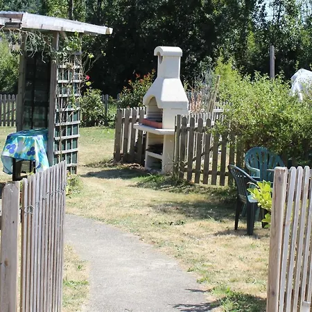 Le Poirier With Swimming Pool And Games Bed & Breakfast